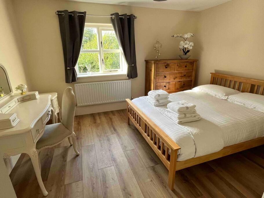 Hillcrest Lodge, Private Apartment On Lough Corrib, Oughterard ゴールウェイ エクステリア 写真