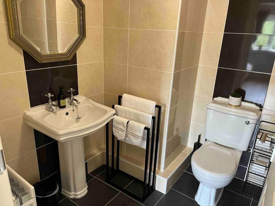 Hillcrest Lodge, Private Apartment On Lough Corrib, Oughterard ゴールウェイ エクステリア 写真